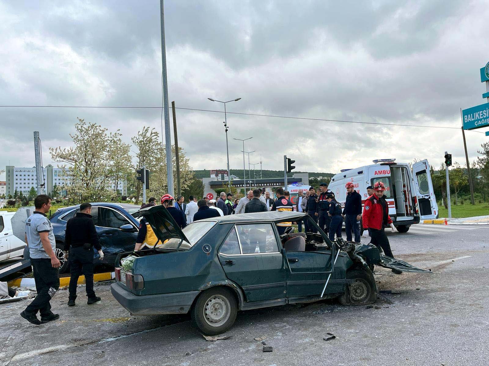 balikesirde-2-otomobil-carpisti-1-olu-yenicag.jpg