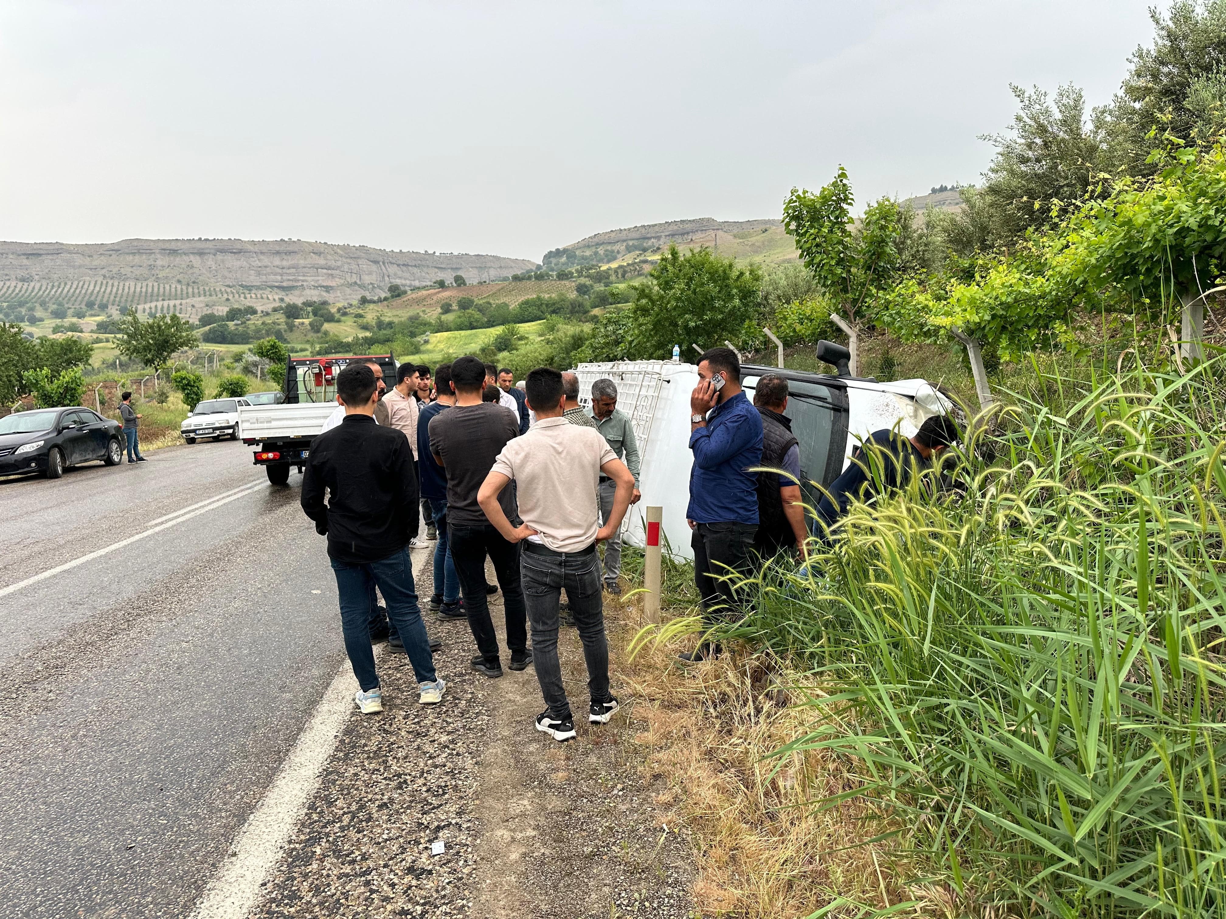 adiyamanda-minibus-devrildi-14-yarali-yenicag1.jpg