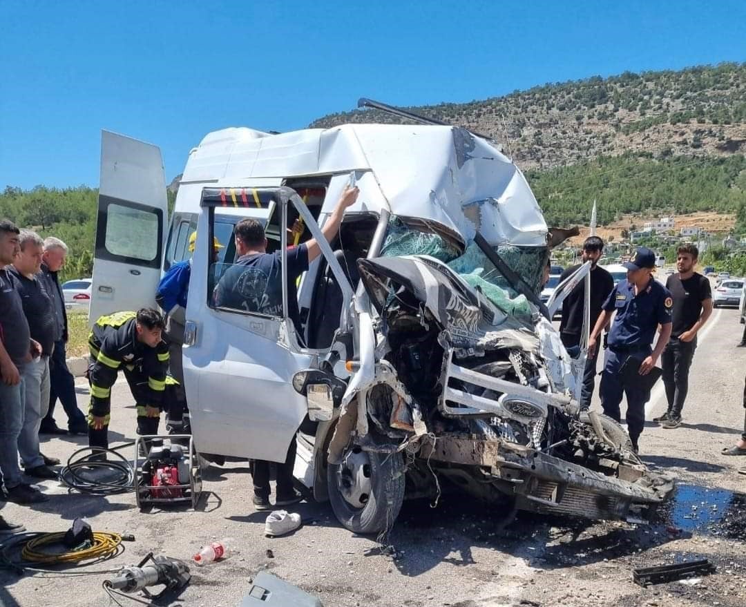 servis-minibusu-park-halindeki-otobuse-carpti-yenicag-3.jpg