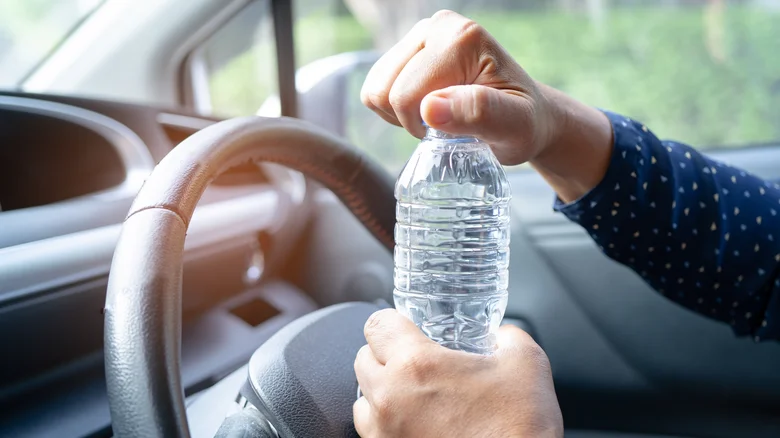 avoid-leaving-plastic-water-bottles-in-a-hot-car-1688393857.webp