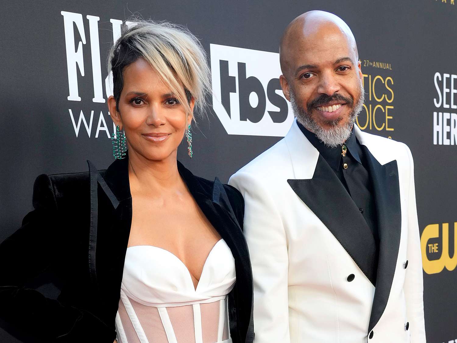 halle-berry-van-hunt-1-513a53d4b77a4e4c8d6d1b9108553d68.jpg