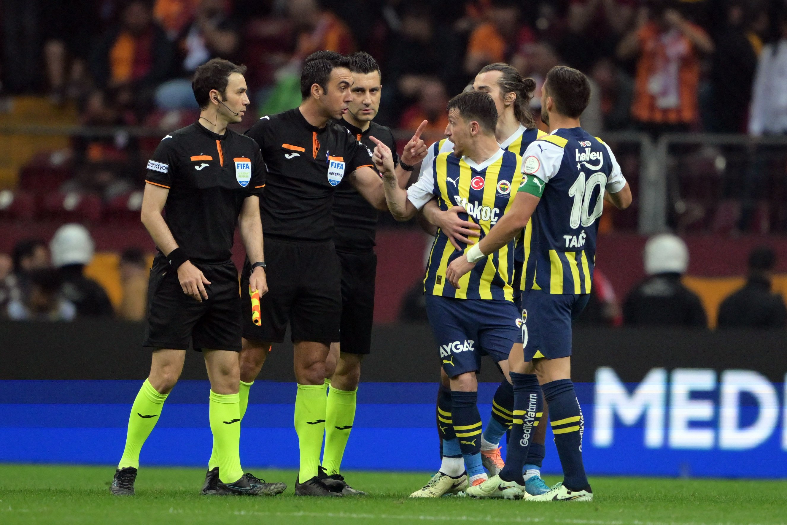 aa-20240519-34617886-34617873-galatasaray-v-fenerbahce-turkish-super-lig.jpg