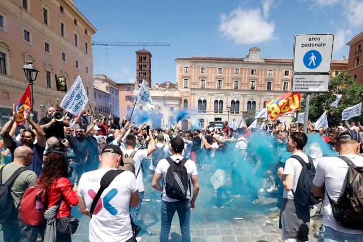 talyada-taksiciler-greve-gitti-4.jpg