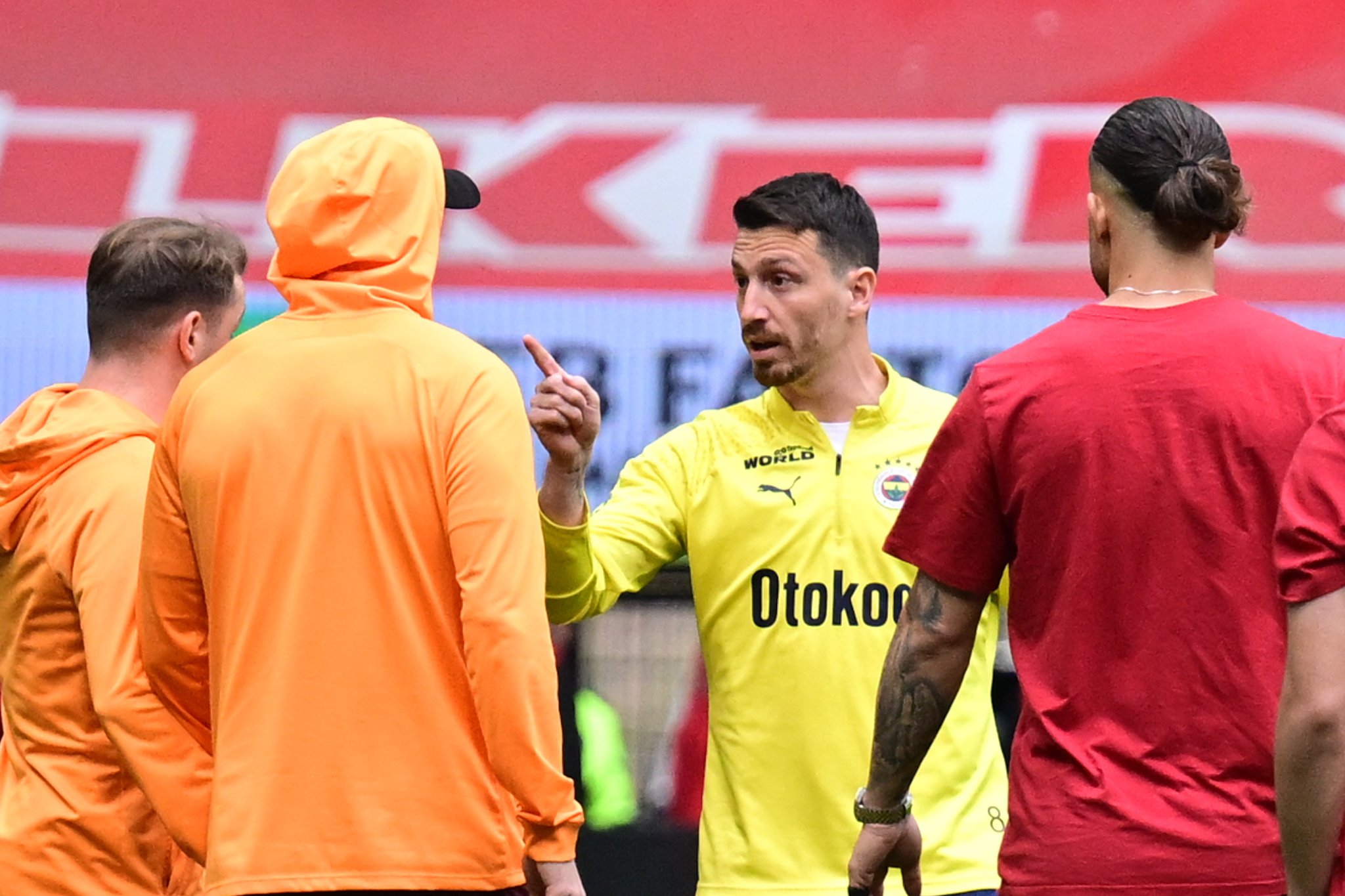 aa-20240519-34616002-34615994-tension-rise-between-galatasaray-and-fenerbahce-players-before-istanbul-derby.jpg