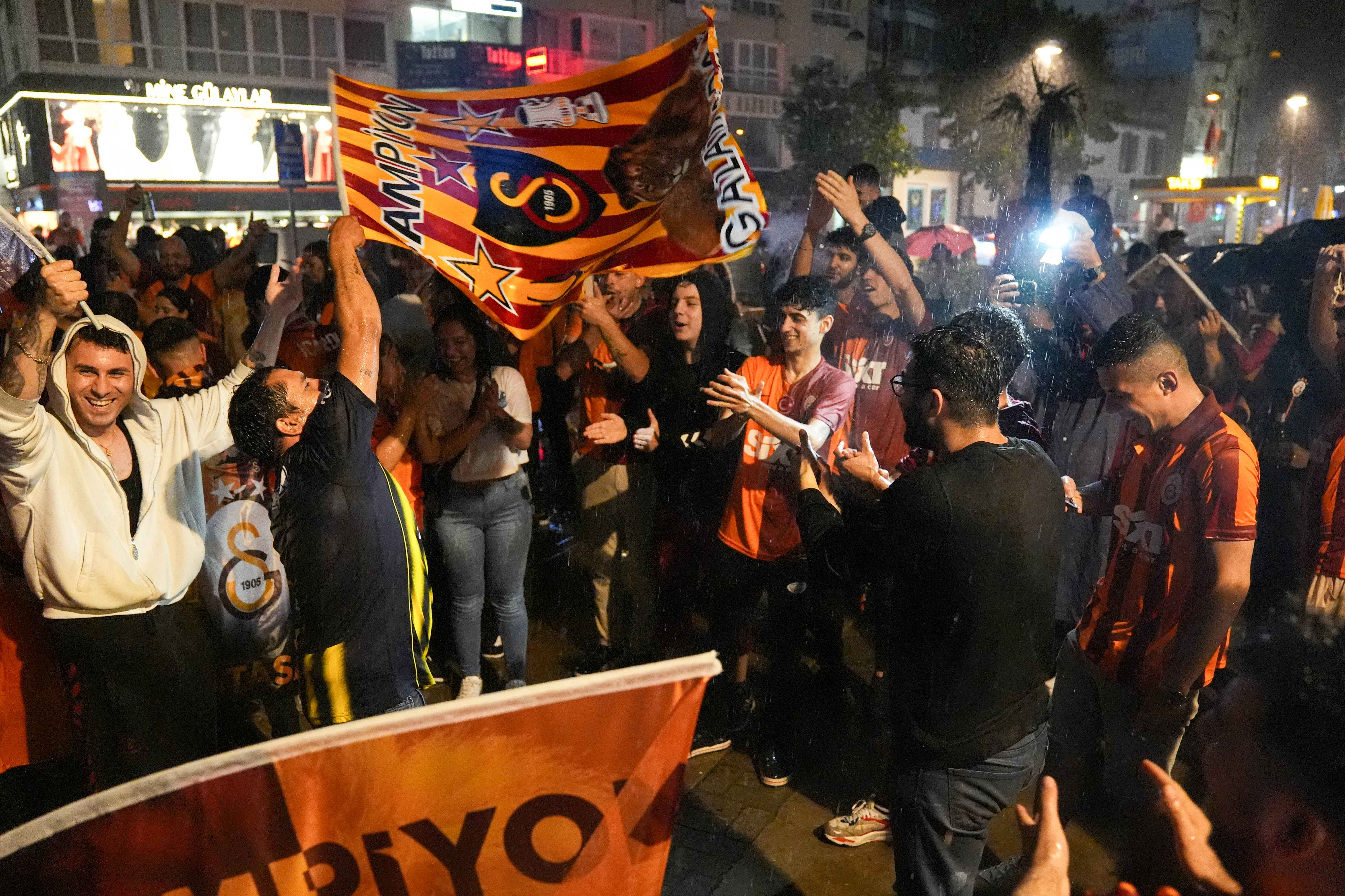 aa-20240526-34691953-34691945-super-ligde-sampiyon-galatasaray-001.jpg