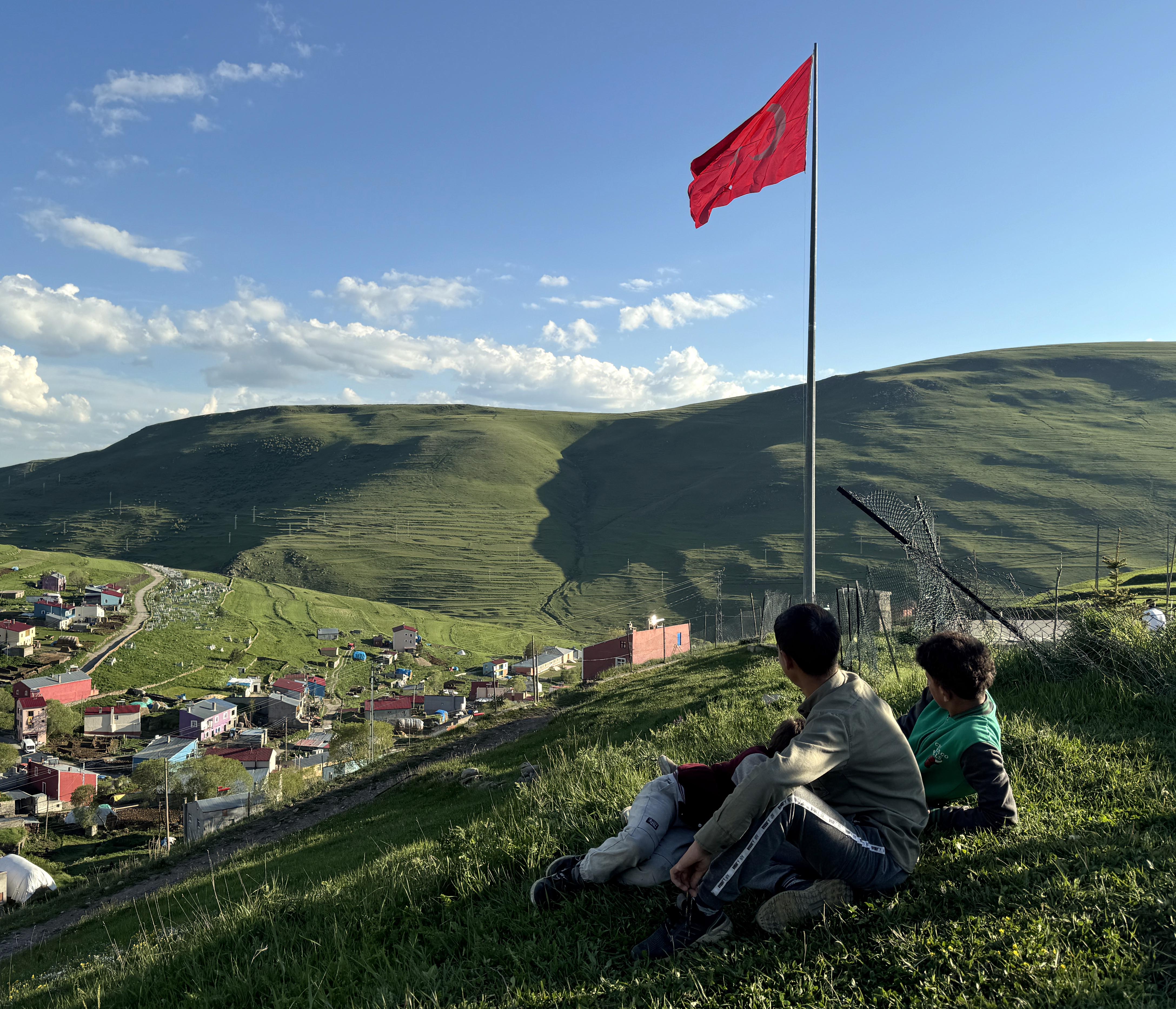 aa-20240606-34800426-34800423-silhouette-of-ataturk-on-mountain-foot-in-turkiyes-ardahan.jpg