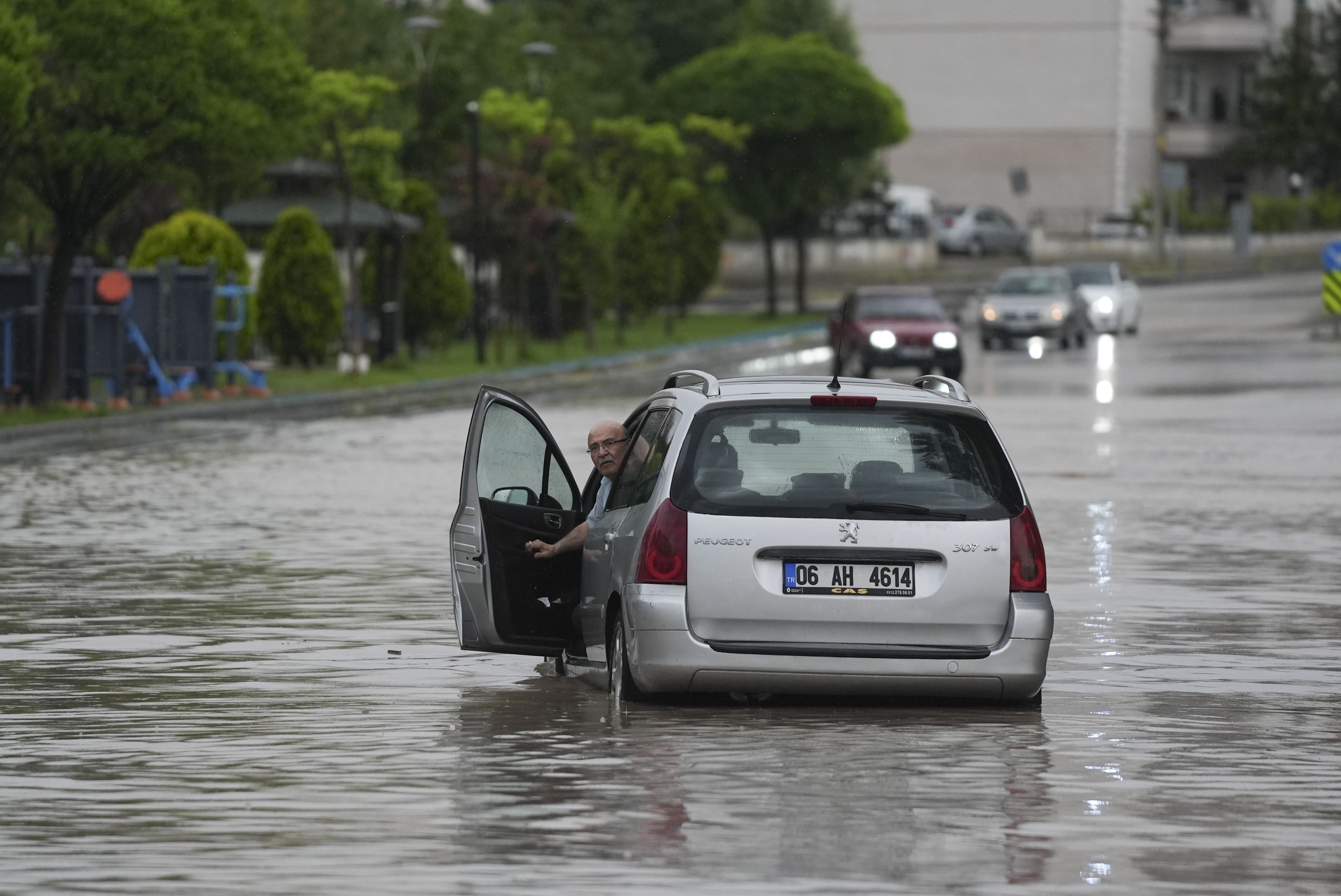 aa-20240608-34816625-34816619-heavy-rain-in-ankara.jpg