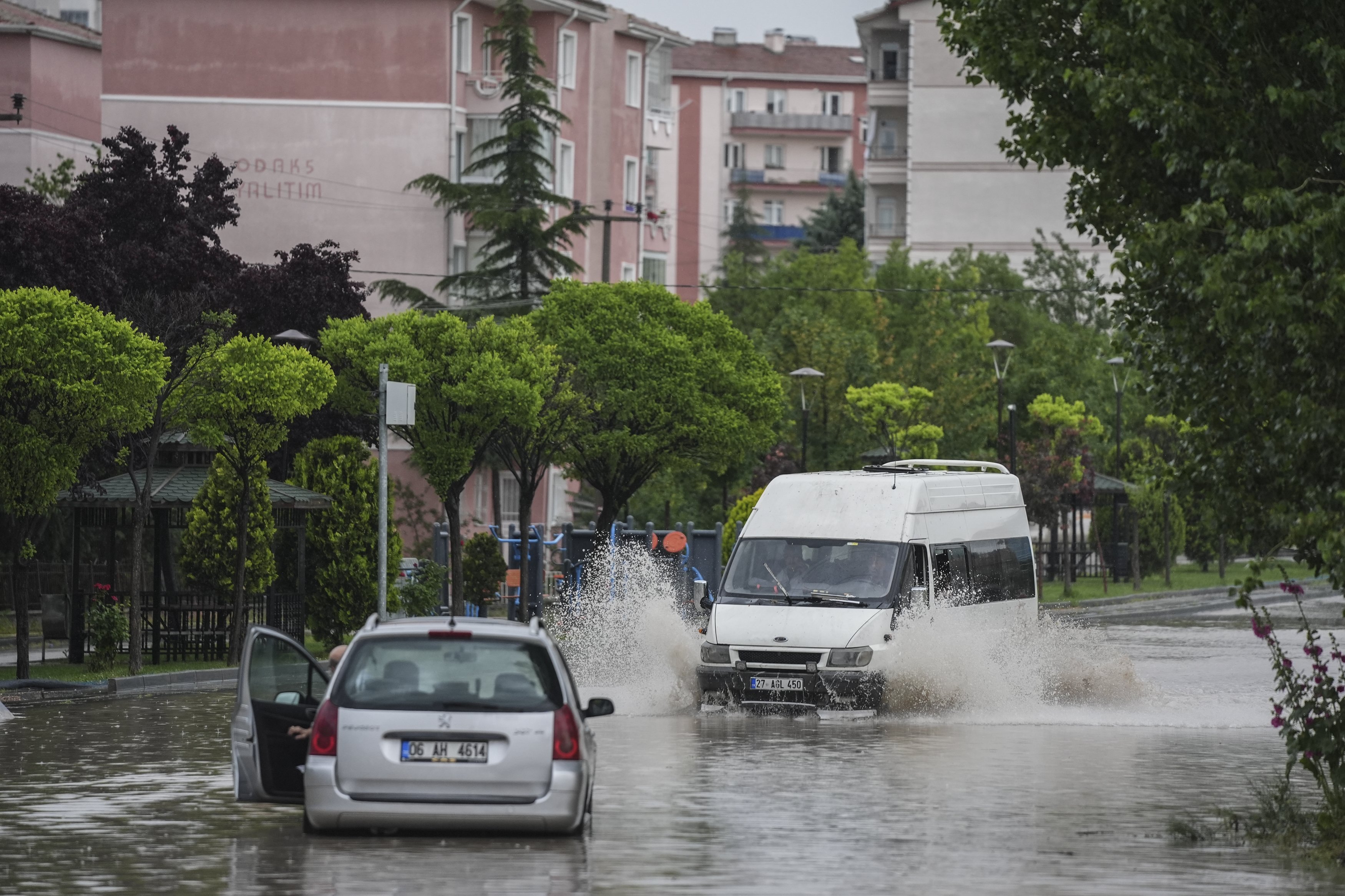 aa-20240608-34816625-34816620-heavy-rain-in-ankara.jpg