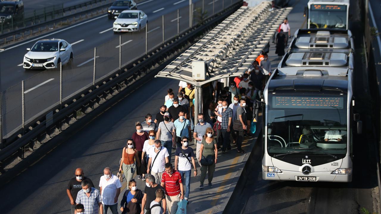 istanbul-metrobus-aa-1532327.jpg