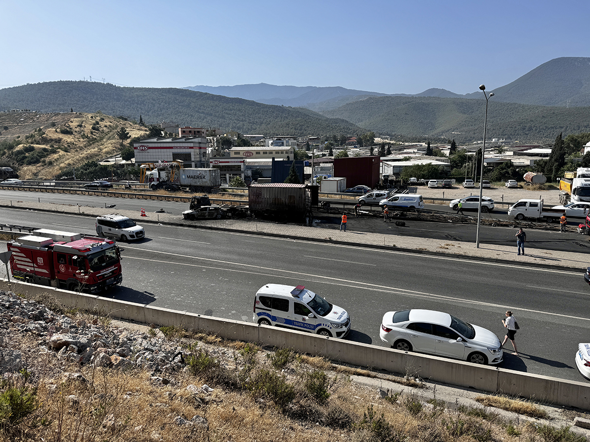 tir-minibus-ve-otomobil-carpisarak-yandi-5-yarali-yenicag-6.jpg