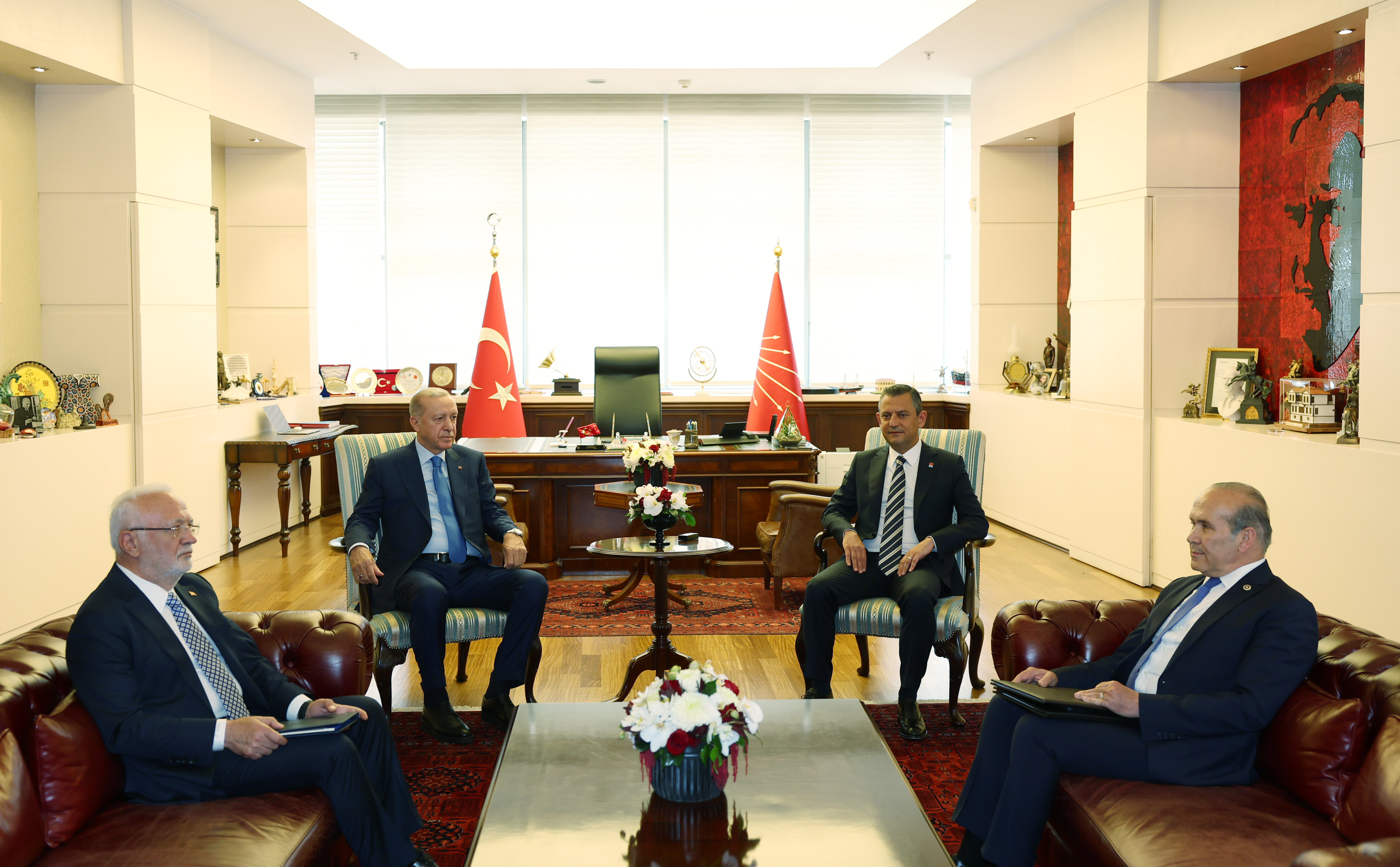 aa-20240611-34843751-34843749-turkish-president-recep-tayyip-erdogan-ozgur-ozel-meeting-in-ankara-001.jpg