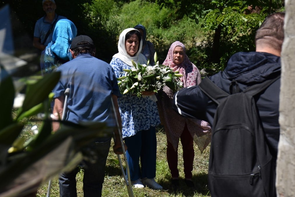 bosna-hersekte-savasta-yakilarak-katledilen-70-sivil-torenle-anildi-2.jpg