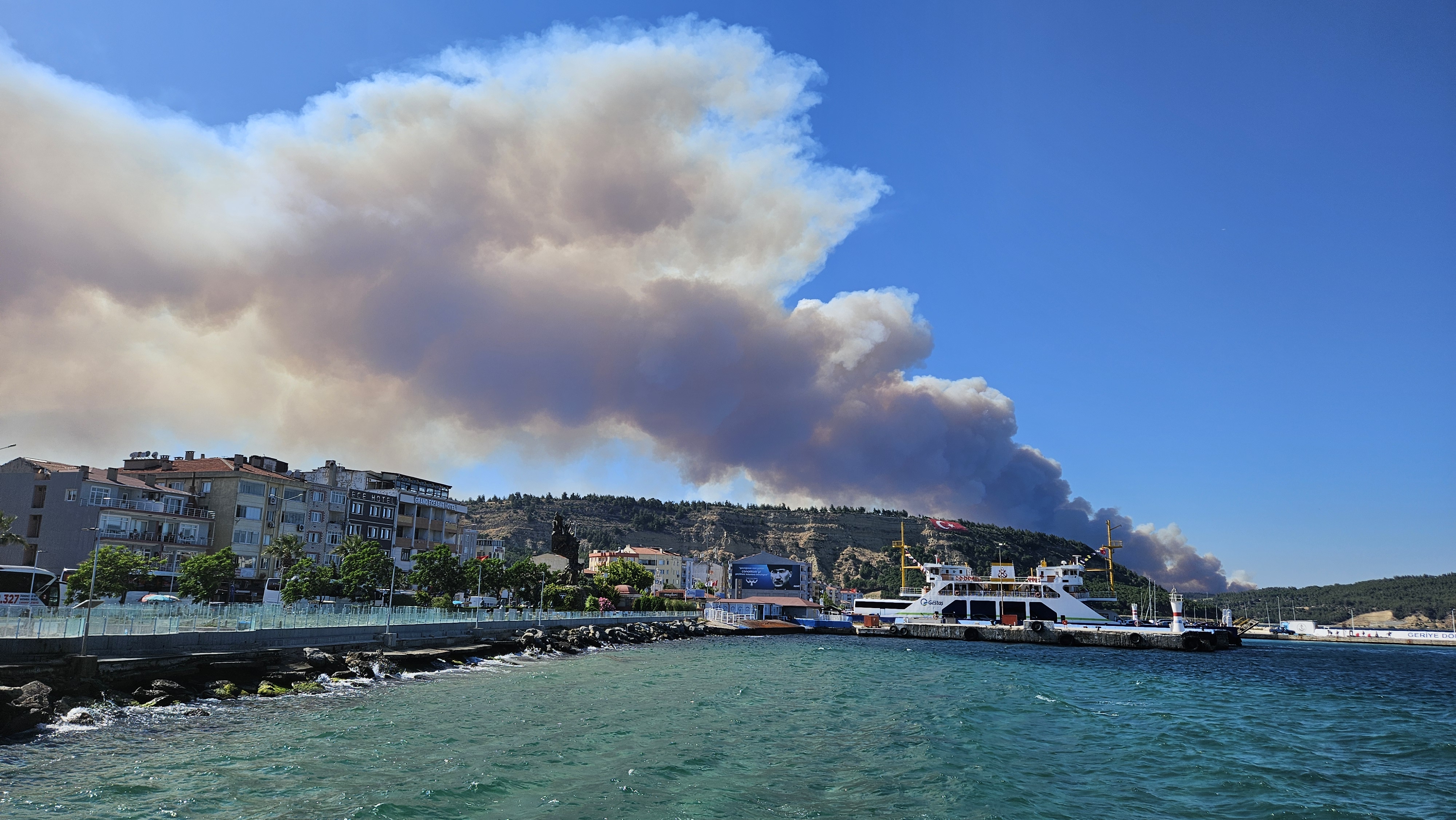 aa-20240618-34912066-34912062-oneway-ship-traffic-in-the-canakkale-strait-was-suspended-due-to-forest-fire-001.jpg