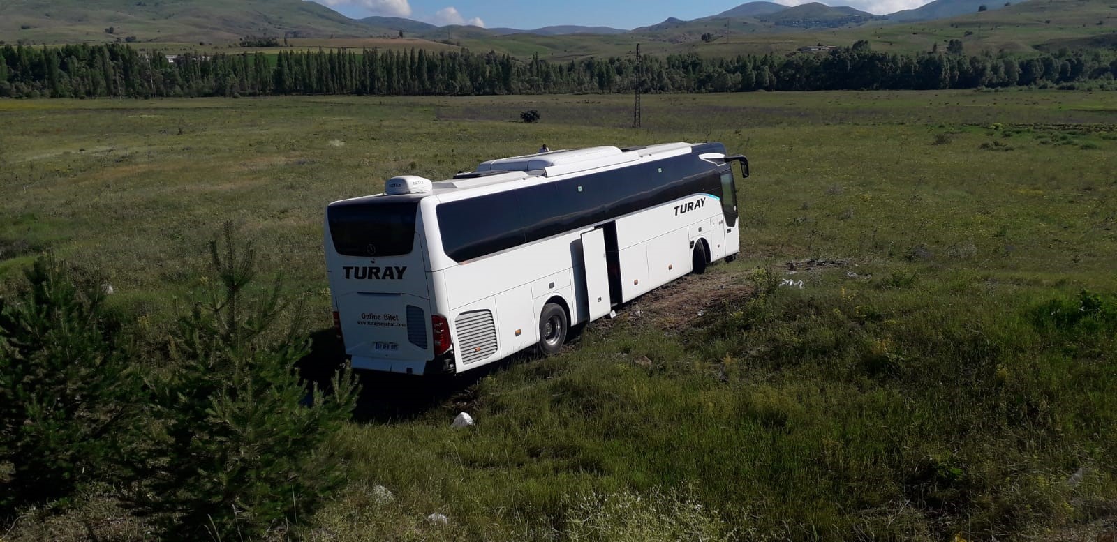 kontrolden-cikan-otobus-sarampole-indi-facia-ucuz-atlatildi-yenicag-6.jpg