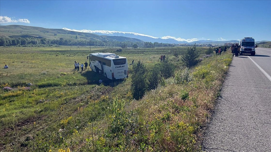 kontrolden-cikan-otobus-sarampole-indi-facia-ucuz-atlatildi-yenicag-7.jpg