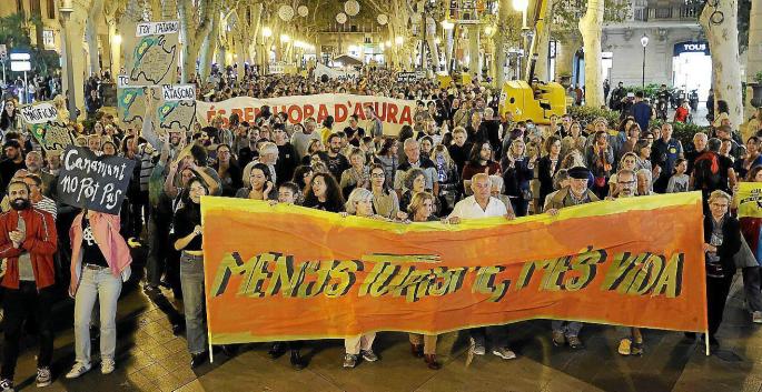 mallorca-tourism-protests-bring-the-airport-standstill.jpg