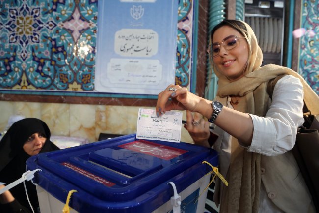 aa-20240628-34999525-34999512-iran-extends-voting-hours-for-the-second-time-amid-high-turnout-in-presidential-election.jpg
