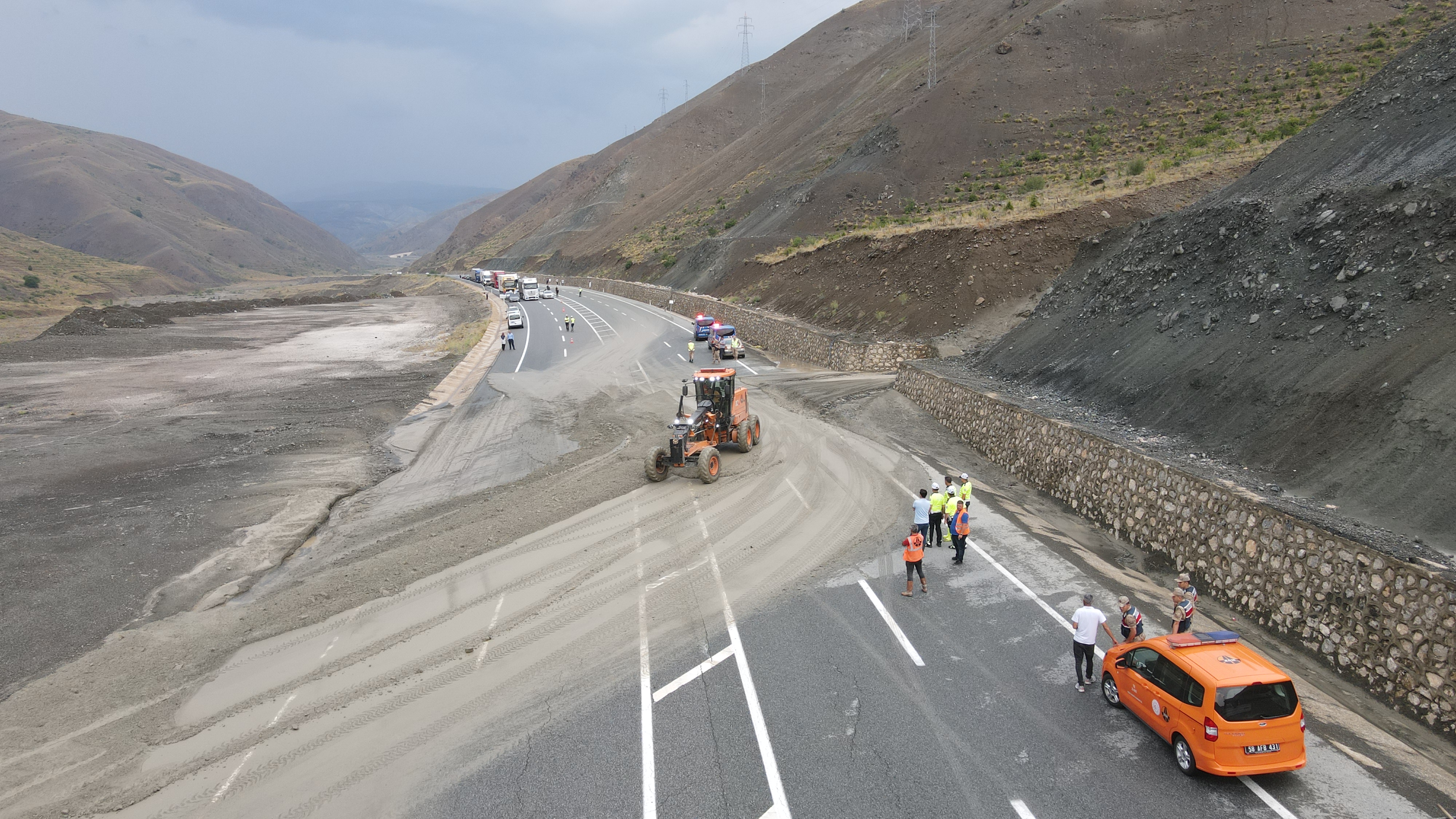 erzincan-sivas-kara-yolunda-heyelan-yenicag-10.jpg