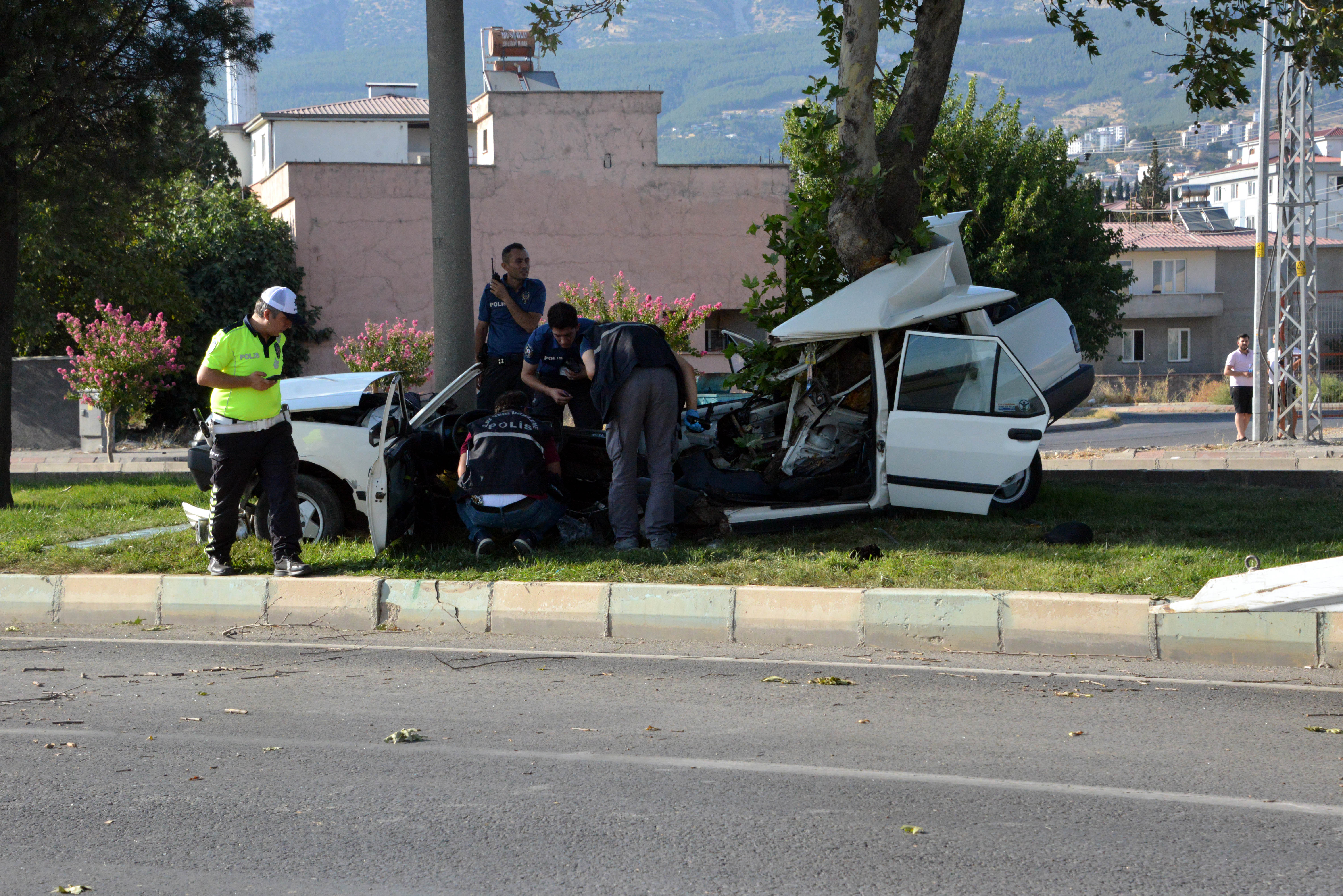 kahramanmarasta-agaca-carpan-otomobil-ikiye-bolundu-1-olu-1-yarali-yenicag-5.jpg