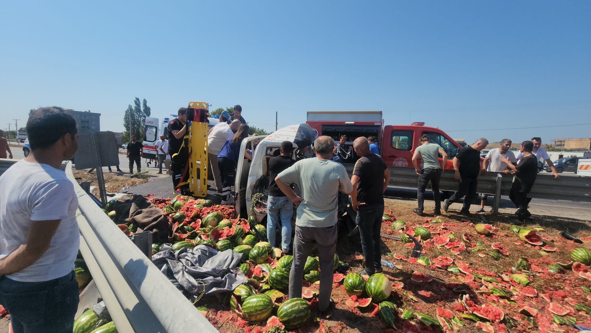 kamyonet-refuje-carpti-ortalik-karpuz-tarlasina-dondu-yenicag-4.jpg