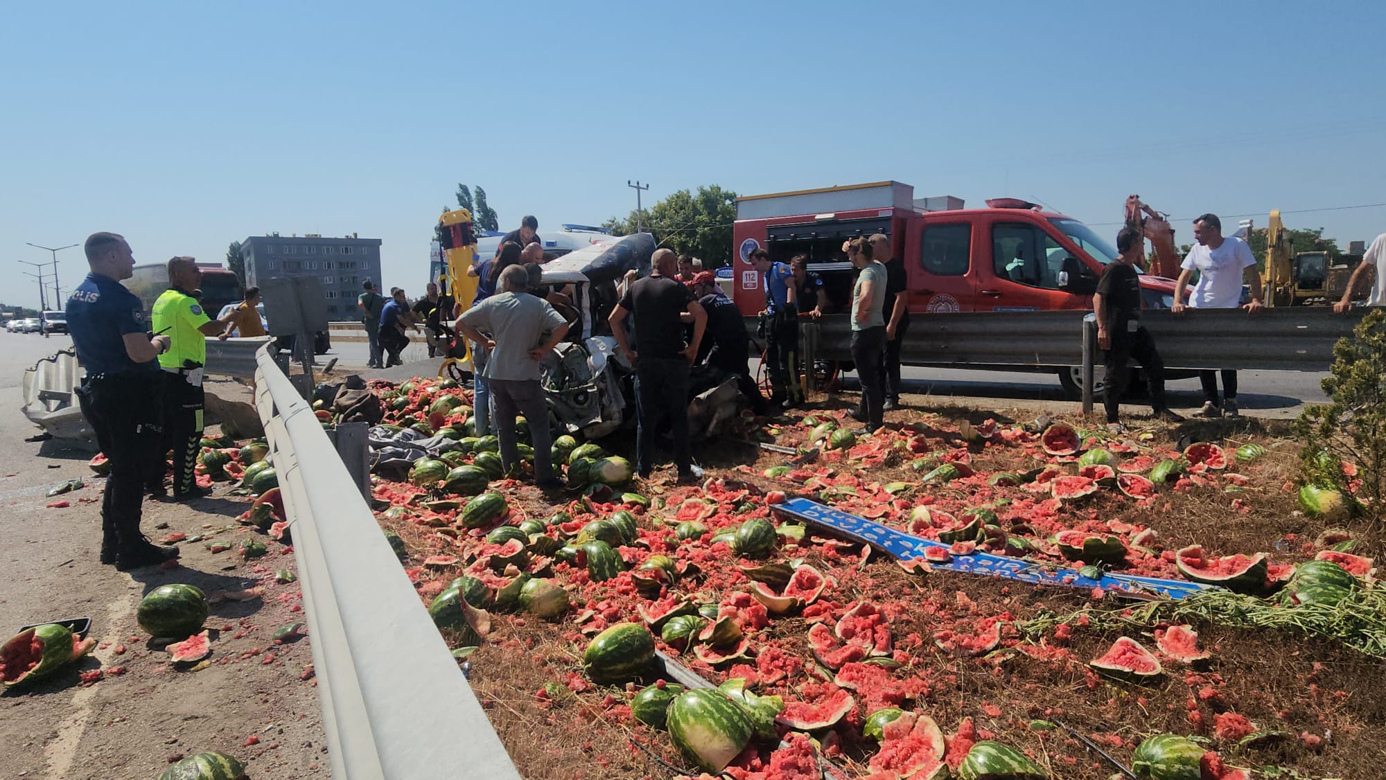 kamyonet-refuje-carpti-ortalik-karpuz-tarlasina-dondu-yenicag-5.jpg