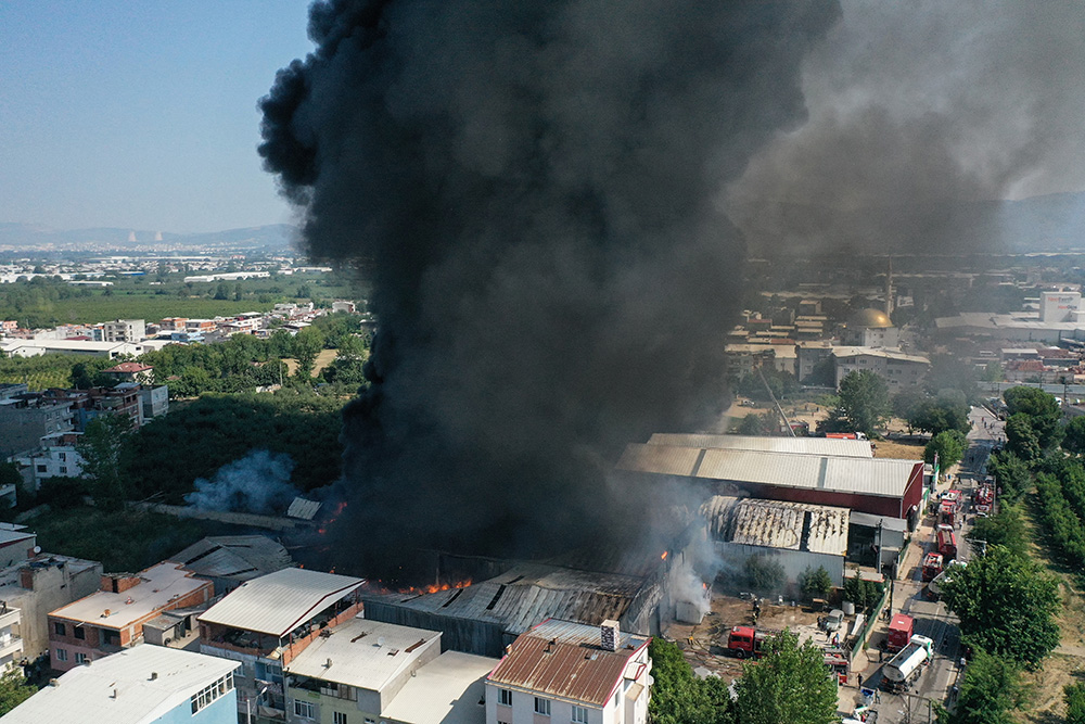 bursada-geri-donusum-tesisinde-yangin-3-fabrikaya-sicradi-yenicag-37.jpg