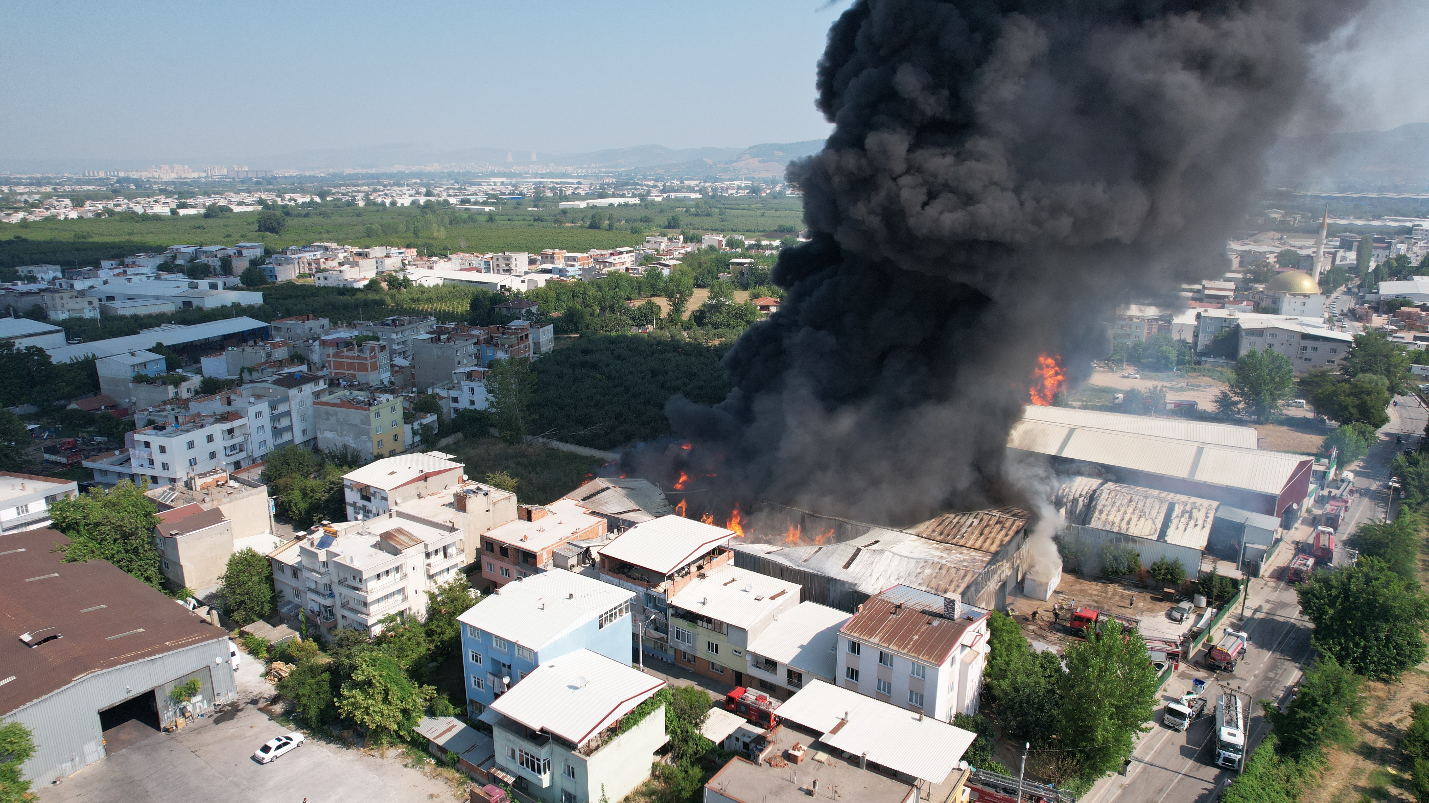 bursada-geri-donusum-tesisinde-yangin-3-fabrikaya-sicradi-yenicag-4.jpg