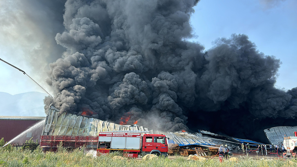 bursada-geri-donusum-tesisinde-yangin-3-fabrikaya-sicradi-yenicag-46.jpg