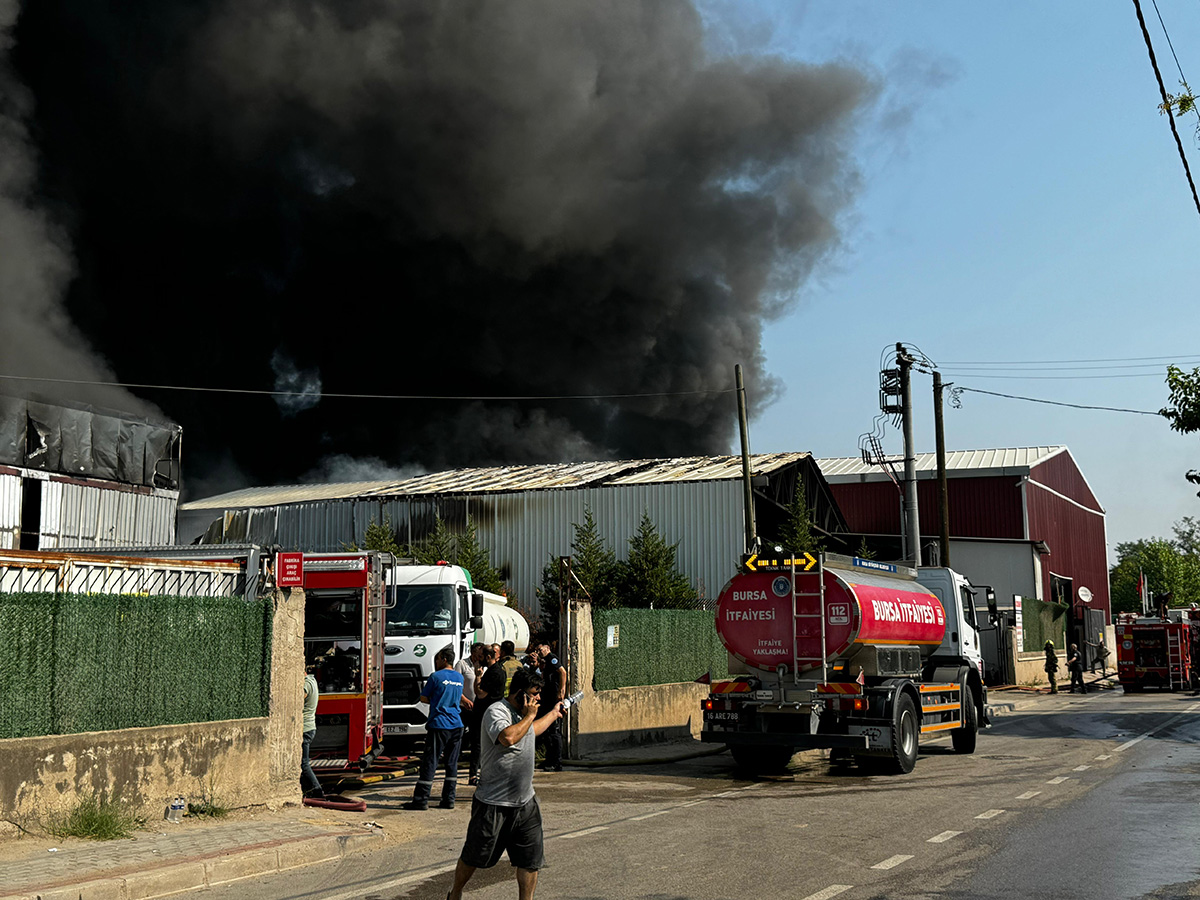 bursada-geri-donusum-tesisinde-yangin-3-fabrikaya-sicradi-yenicag-50.jpg