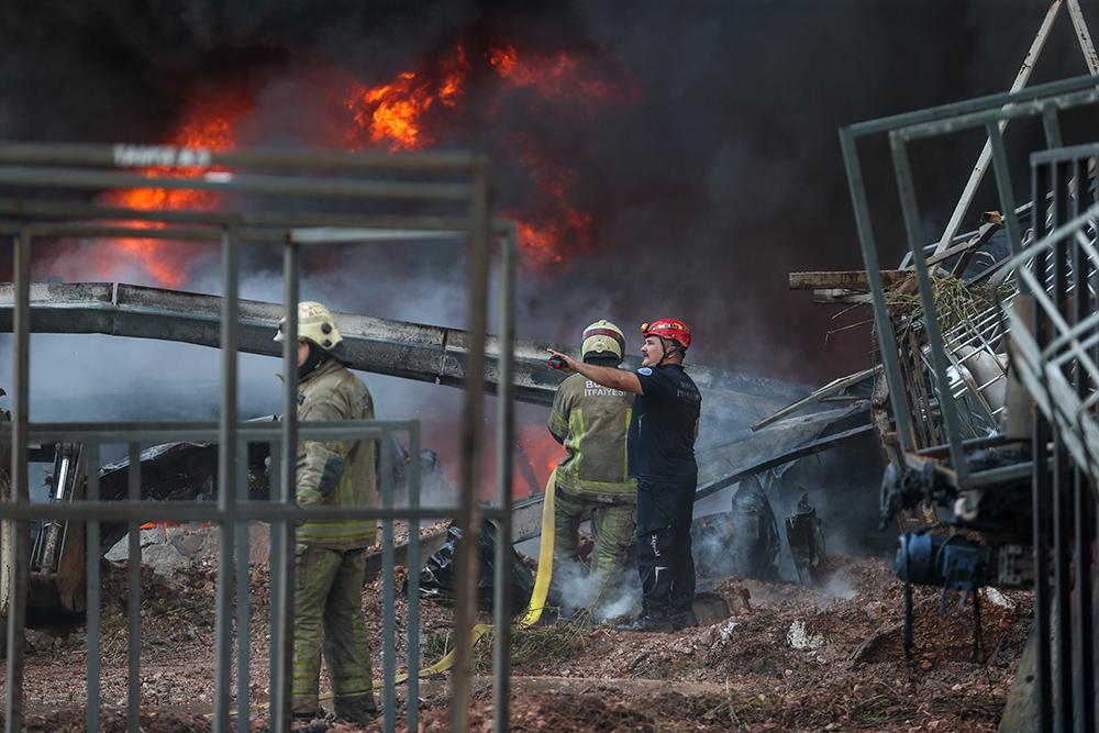 bursada-geri-donusum-tesisinde-yangin-3-fabrikaya-sicradi-yenicag-9-001.jpg