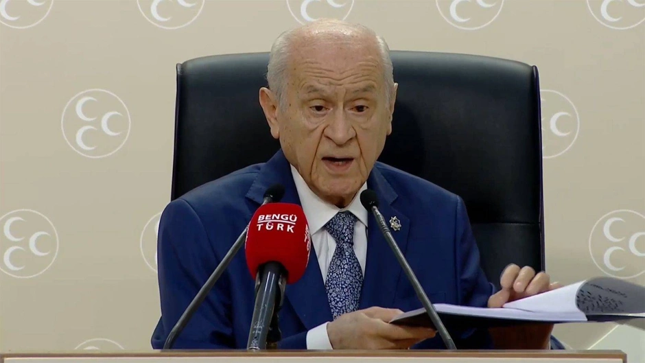 bahceli-mhpnin-hedef-gosterdigi-154-kisilik-listeyi-gosterdi-pwdn.webp