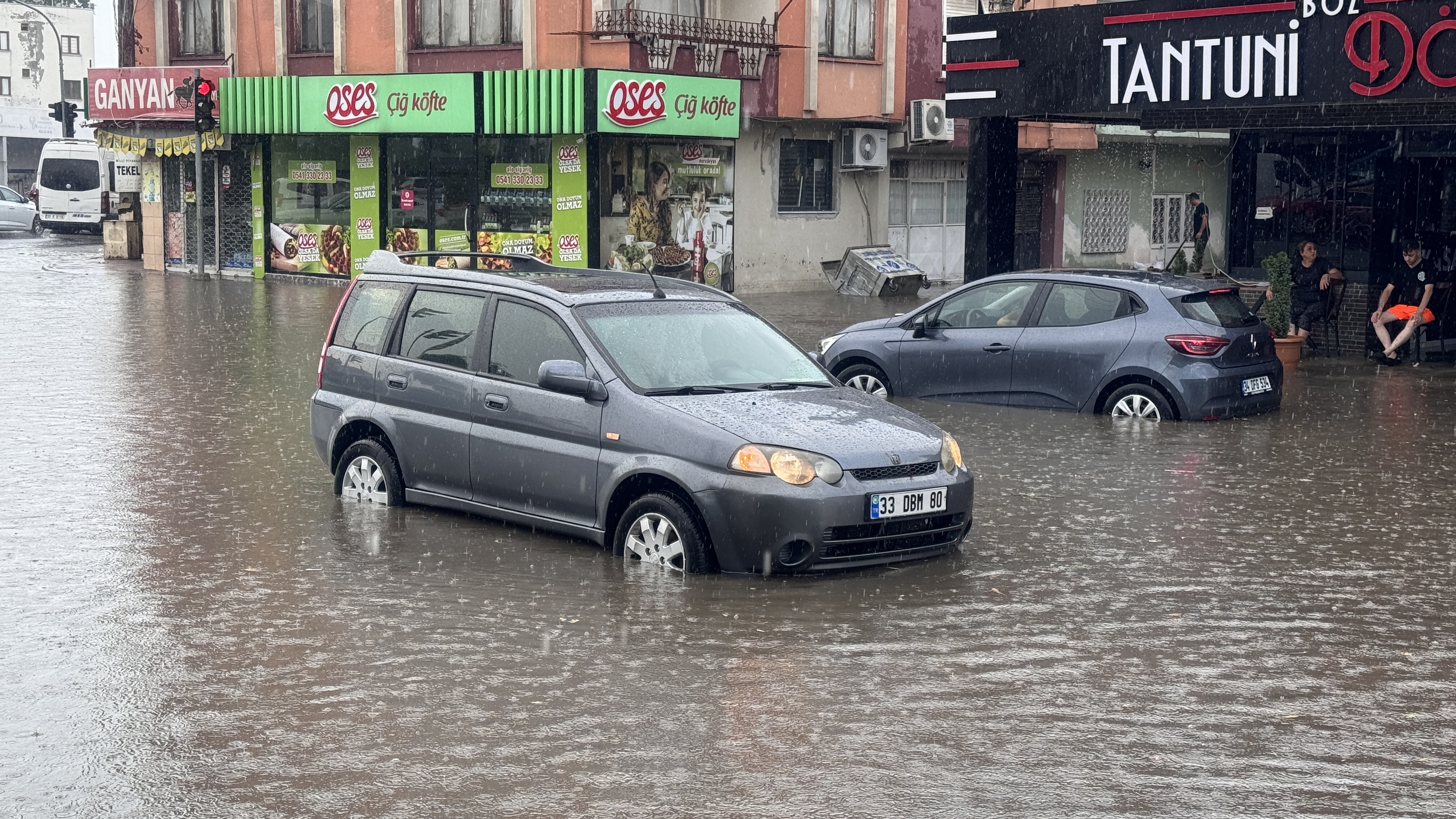 mersini-saganak-vurdu-caddeler-gole-dondu-yenicag-2.jpg