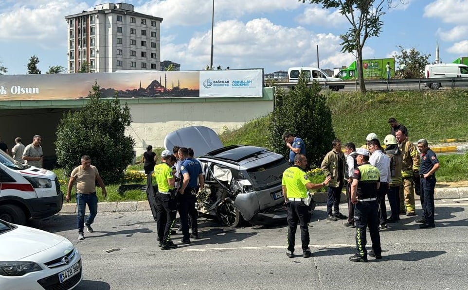 bagcilarda-minibus-ile-cip-carpisti-1i-agir-6-yarali-yenicag-2.jpg