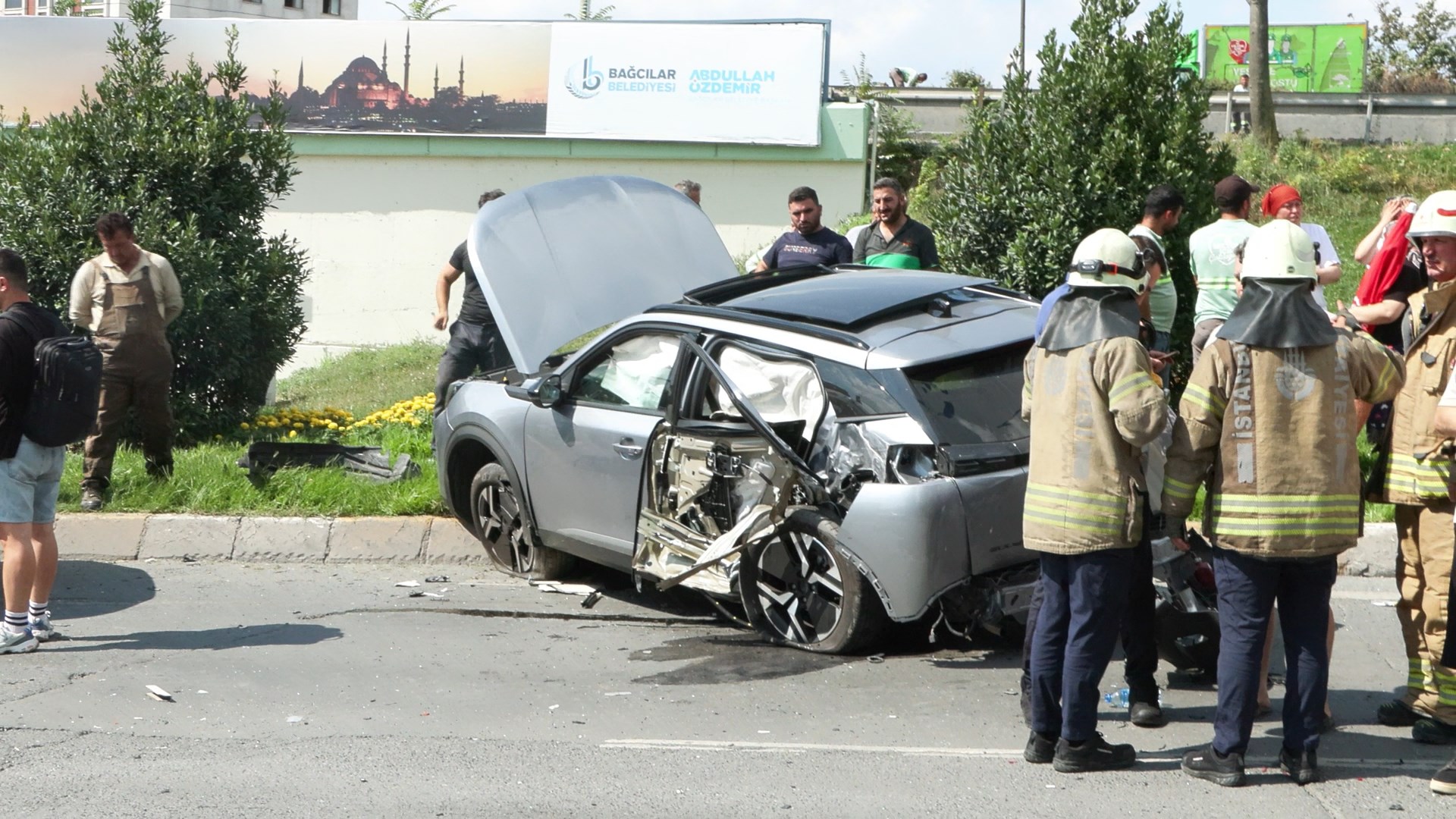 bagcilarda-minibus-ile-cip-carpisti-1i-agir-6-yarali-yenicag-5.jpg