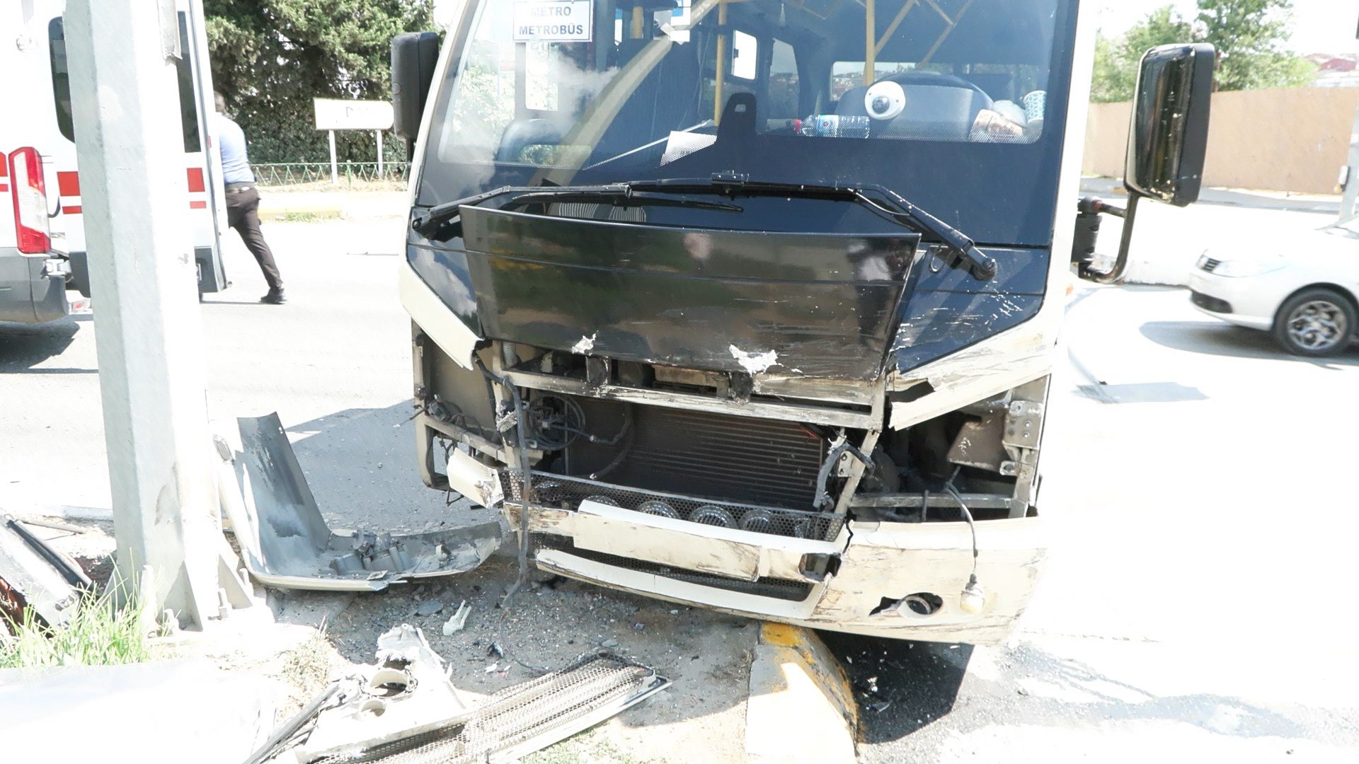 bagcilarda-minibus-ile-cip-carpisti-1i-agir-6-yarali-yenicag-9.jpg