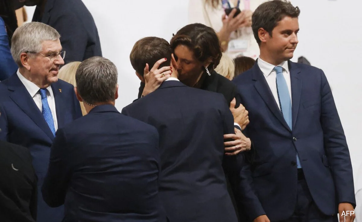 u2fa9pi-macron-opening-ceremony-kiss-afp-625x300-31-july-24.webp