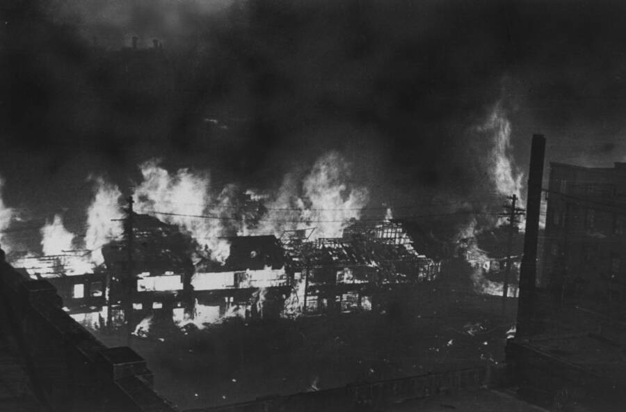 33-haunting-photos-of-the-firebombing-of-tokyo-in-1945-2.jpg