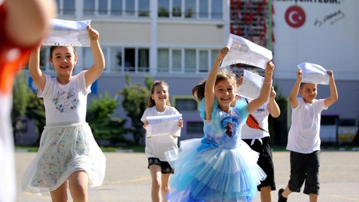 son-dakika-mebden-yaz-tatili-karari-20-gun-kisalacak-okullar-ne-zaman-acilacak-utpm.webp