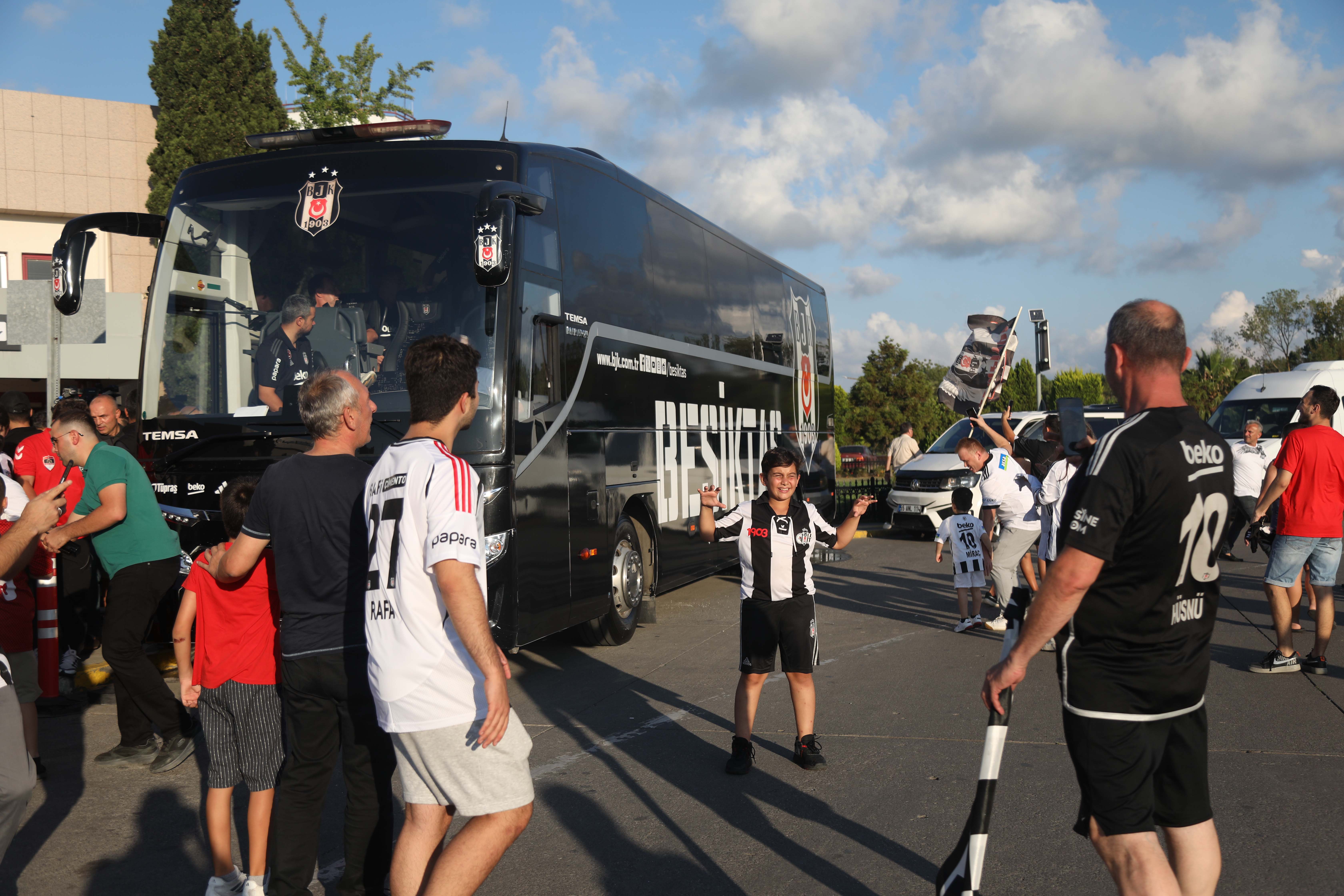 aa-20240810-35371319-35371318-besiktas-samsuna-geldi.jpg