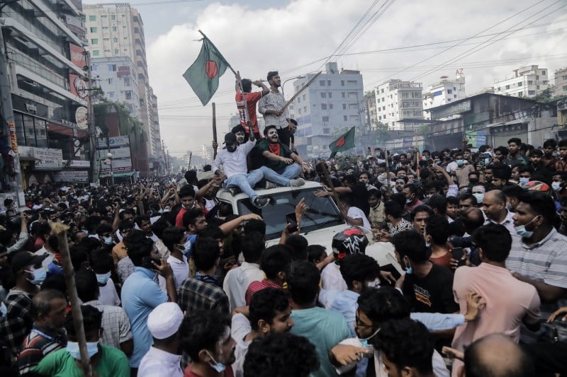 bangladesh-dhaka-protests-gettyimages-2164974455.jpg