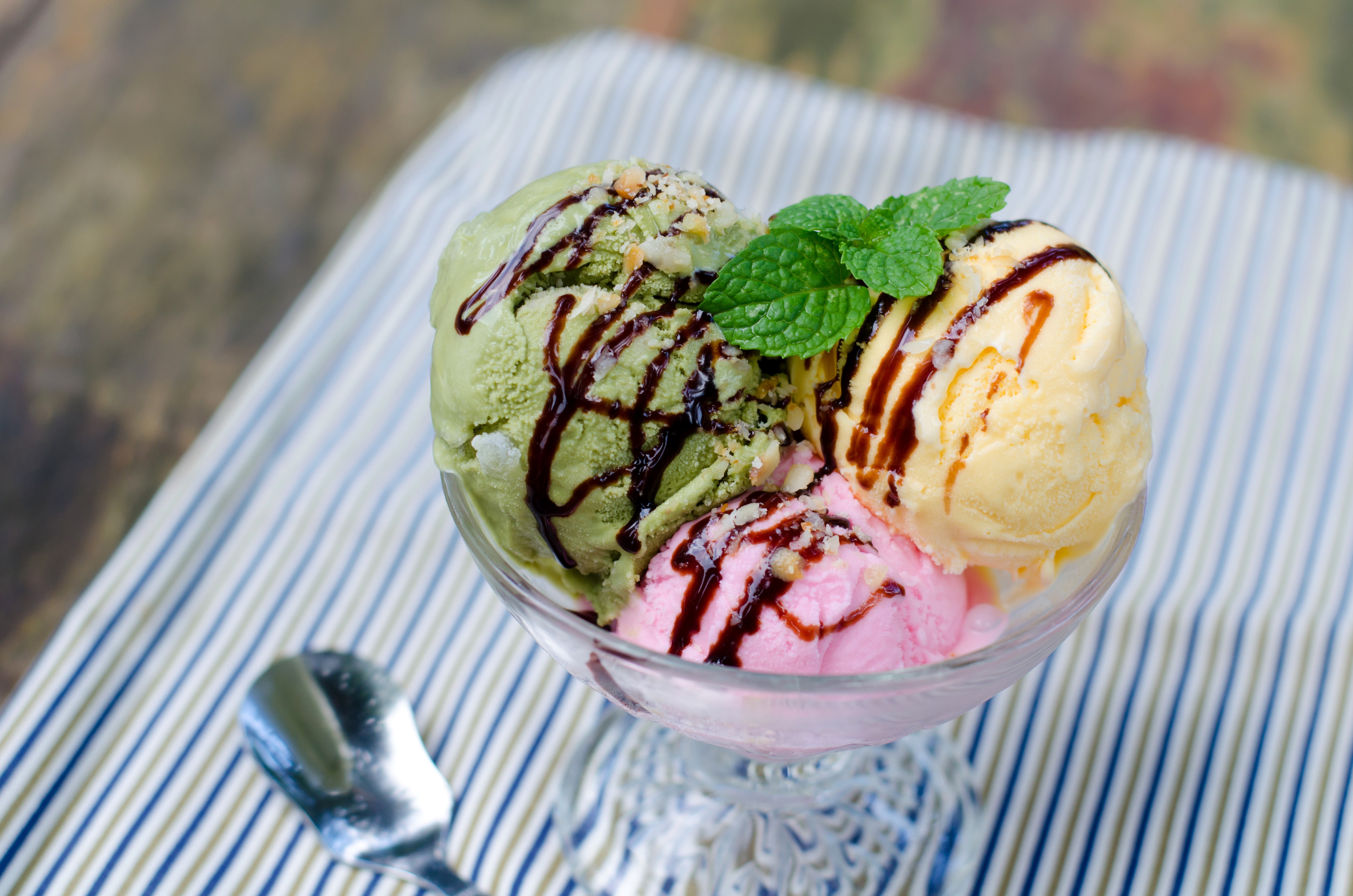 806084-sweets-ice-cream-balls-mentha.jpg