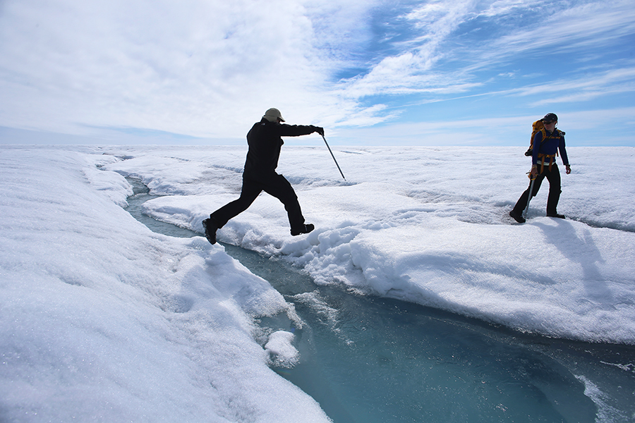 scientists-greenland-ice-sheet-900-joe-raedle-getty.jpg