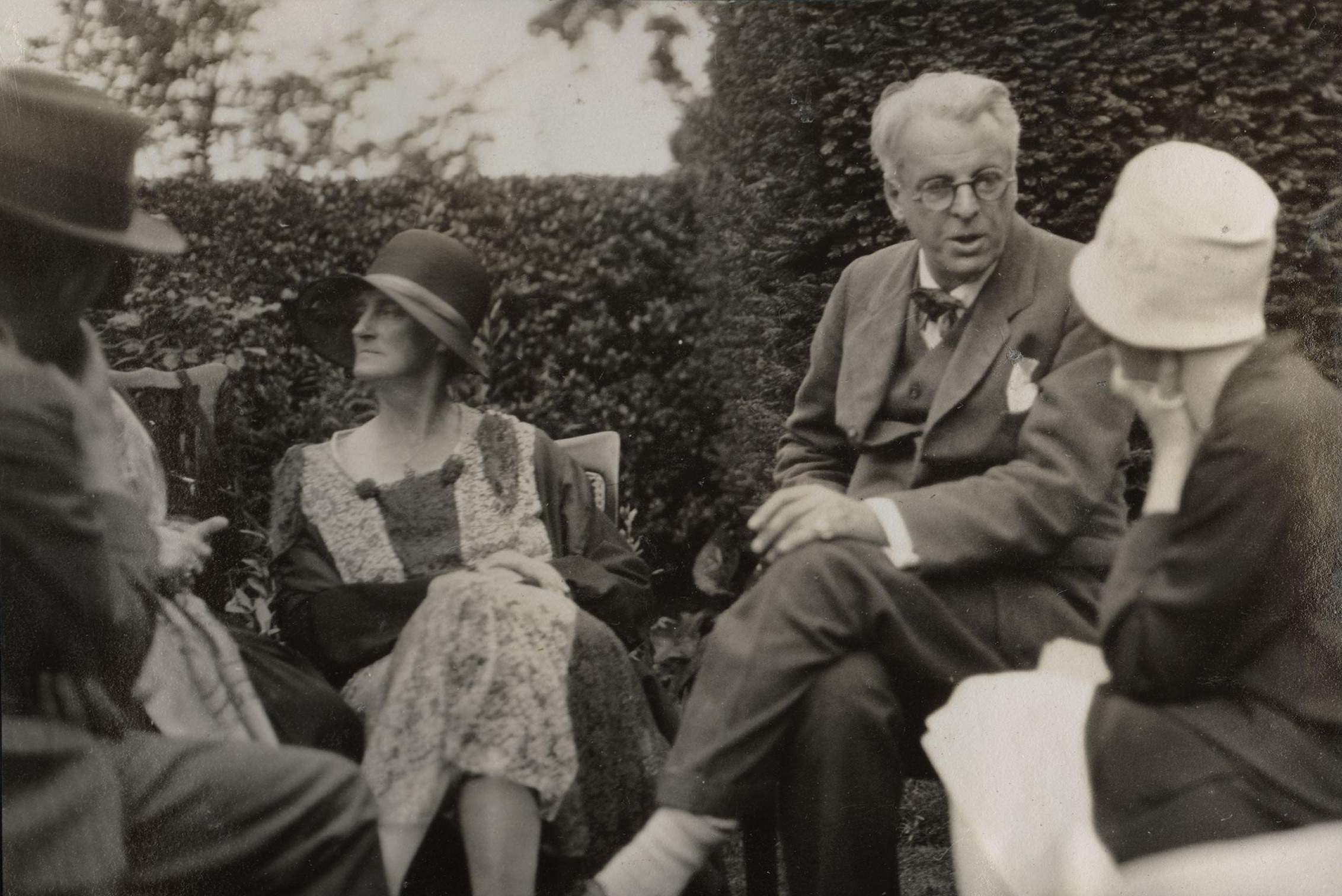 walter-de-la-mare-bertha-georgie-yeats-nee-hyde-lees-william-butler-yeats-unknown-woman-by-lady-ottoline-morrell.jpg