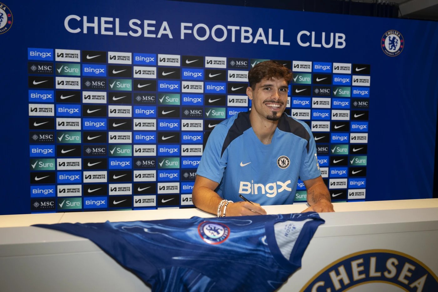 pedro-neto-signing-8.webp