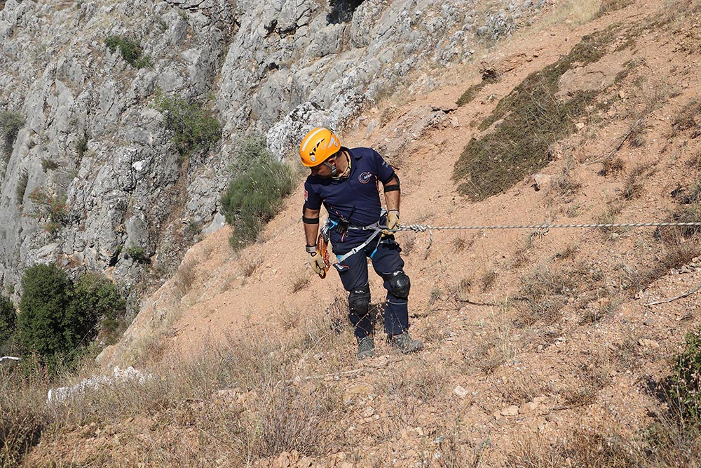 denizlide-korkunc-kaza-200-metrelik-ucuruma-yuvarlandi-ayni-aileden-4-kisi-oldu-yenicag-27.jpg