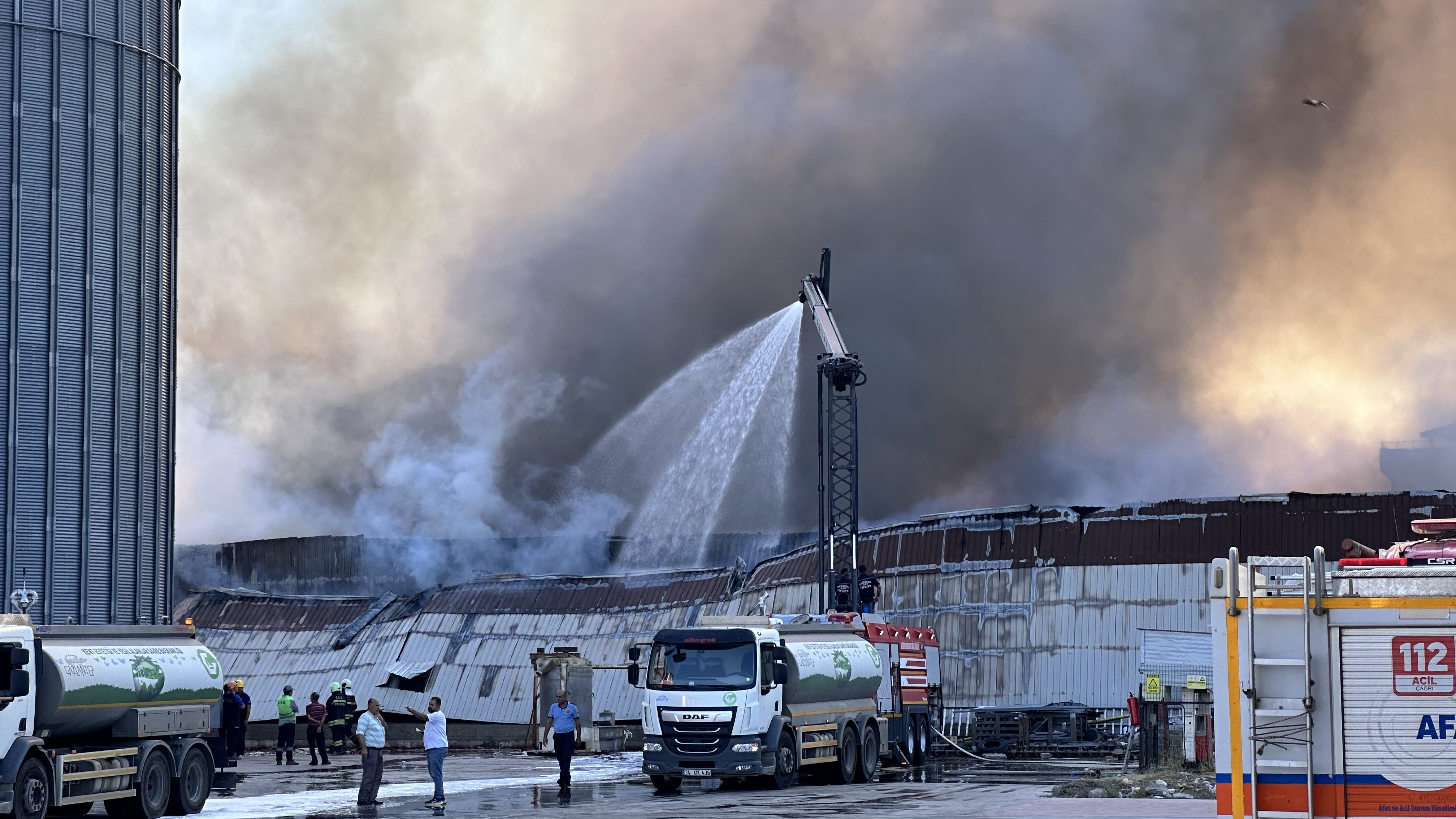 gaziantepde-hali-fabrikasinda-buyuk-yangin-alevler-her-yeri-sardi-yenicag-4.jpg