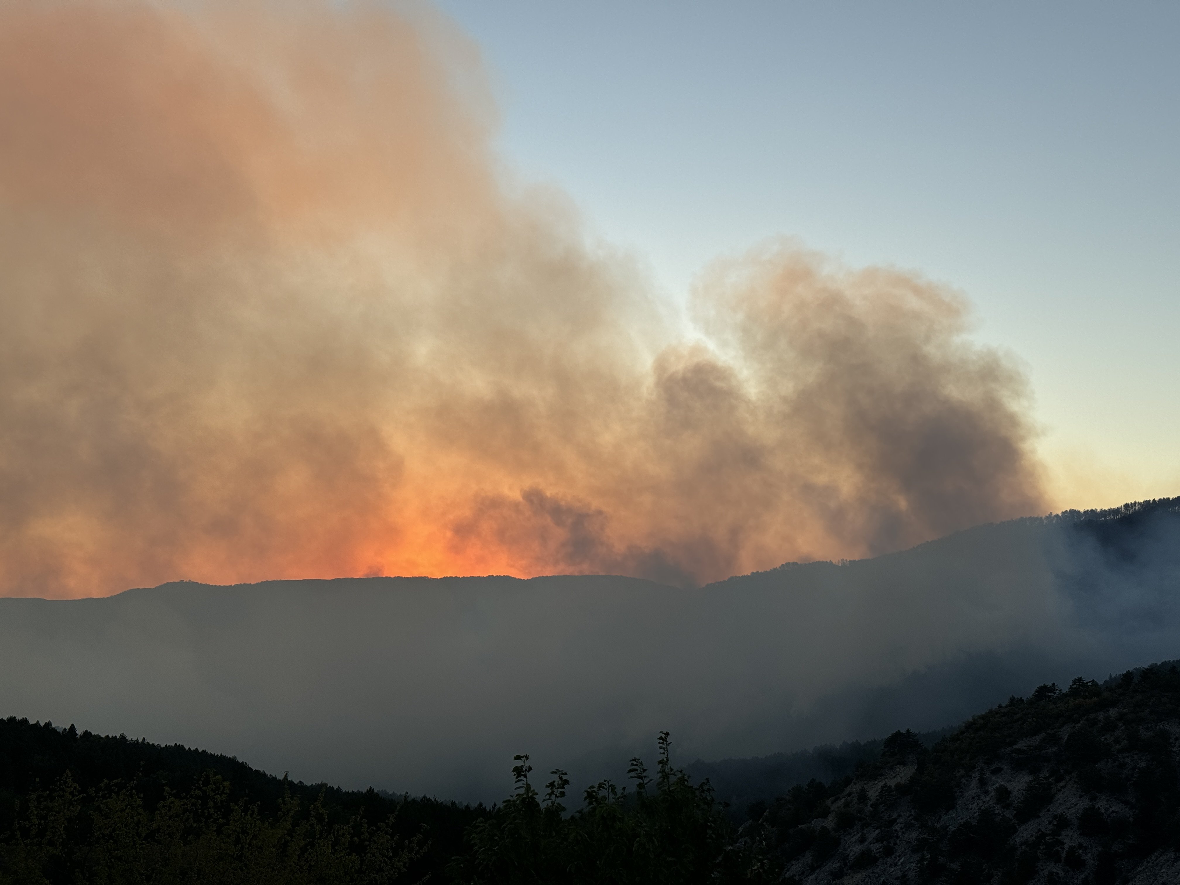 karabukteki-orman-yangininda-sogutma-calismalari-suruyor-yenicag-4.jpg