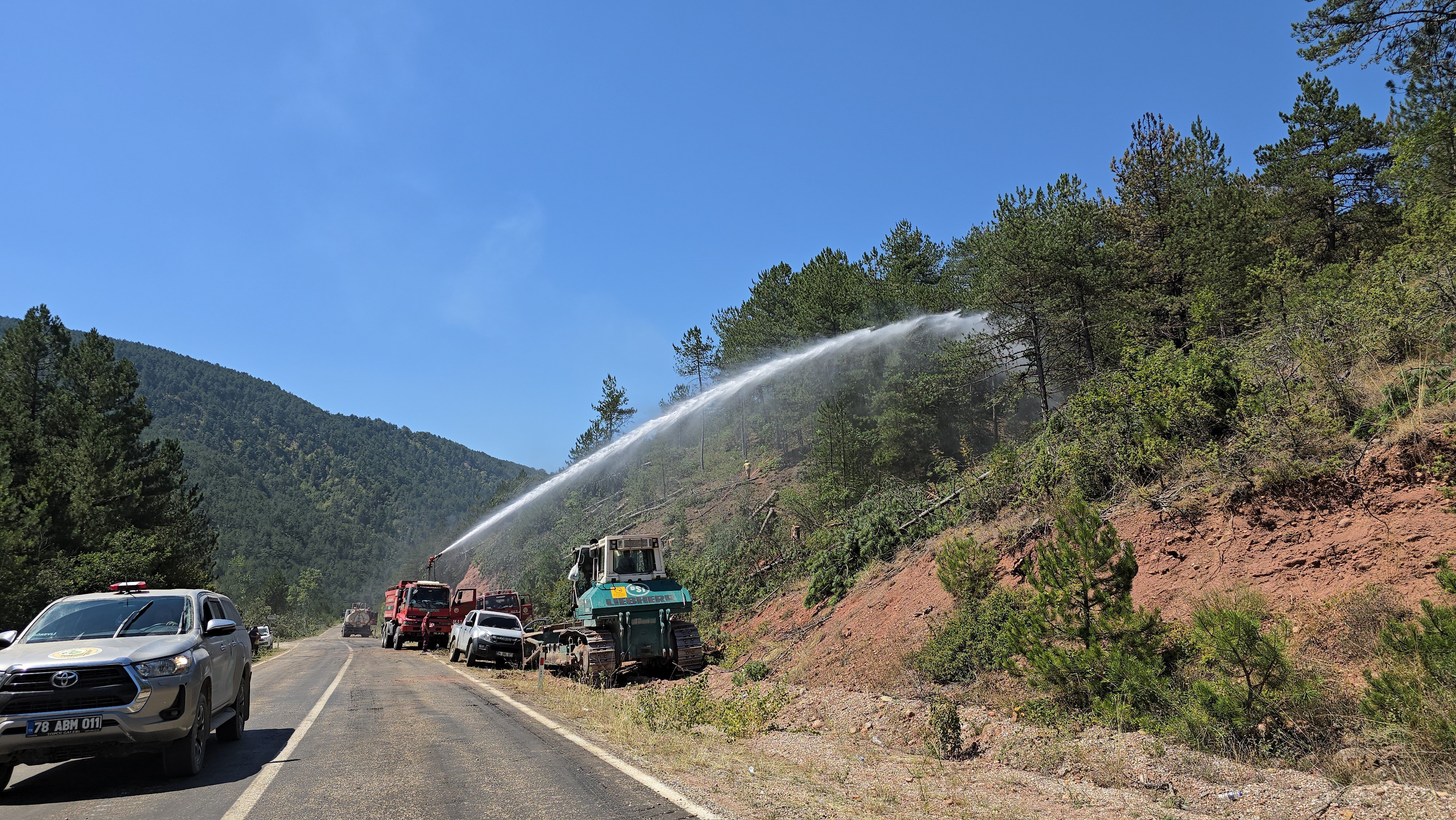 karabukteki-orman-yangininda-sogutma-calismalari-suruyor-yenicag-8.jpg