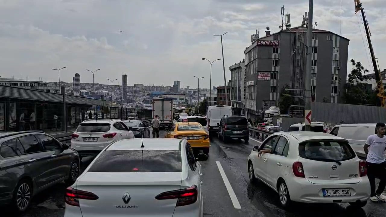 stanbul-d-100-karayolunda-kaza-ankara-istikameti-trafige-kapatildi-yenicag-3.jpg