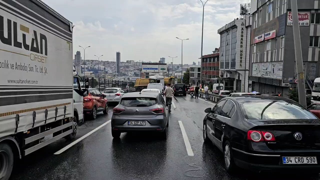 stanbul-d-100-karayolunda-kaza-ankara-istikameti-trafige-kapatildi-yenicag-4.jpg